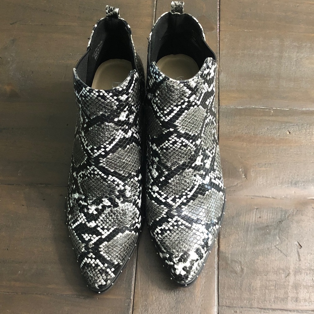 Bar III Boot’s snake pattern women mini boots - Picture 5 of 13